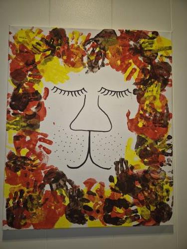 Fellesskaps bilde. Her er alle hendene til barna i barnehagen